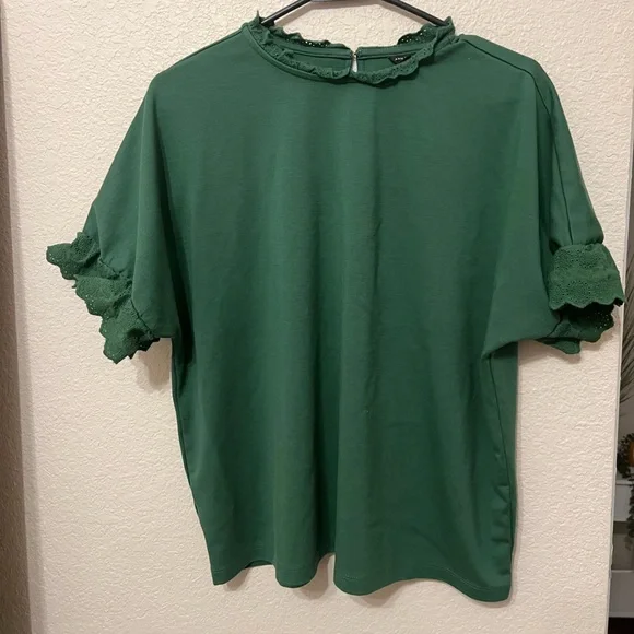 Ann Taylor Forest Green Ruffle Blouse medium - Picture 2 of 13